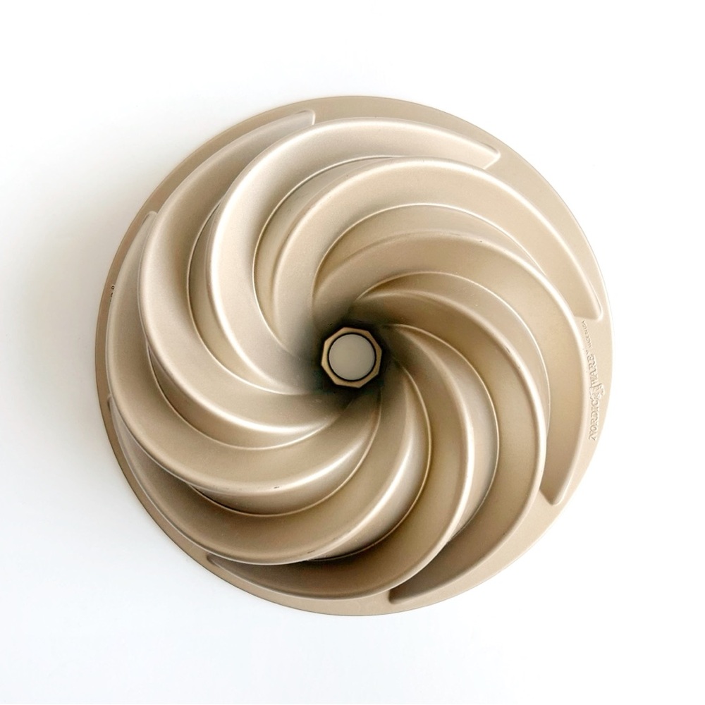 Williams Sonoma Nordic Ware Nonstick Cast Aluminum Heritage Bundt® Pan